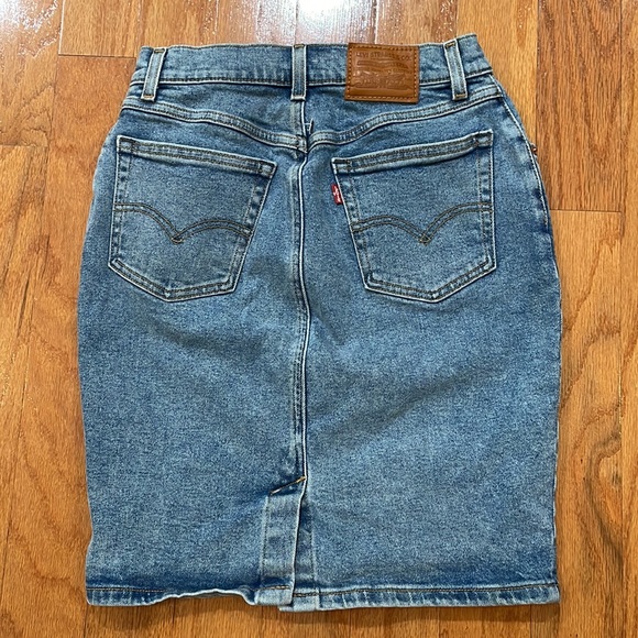 A NWT Levi’s Strauss & CO. Size 26 Blue Jeans Skirt Pencil Style Pockets - Picture 2 of 16